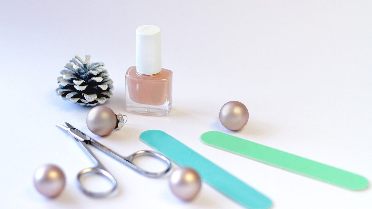 10 Easy Christmas Nail Designs