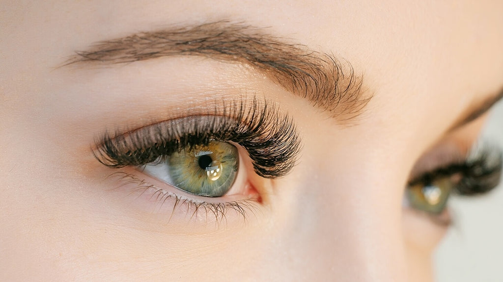 False Eyelashes vs Mascara: Pros and Cons