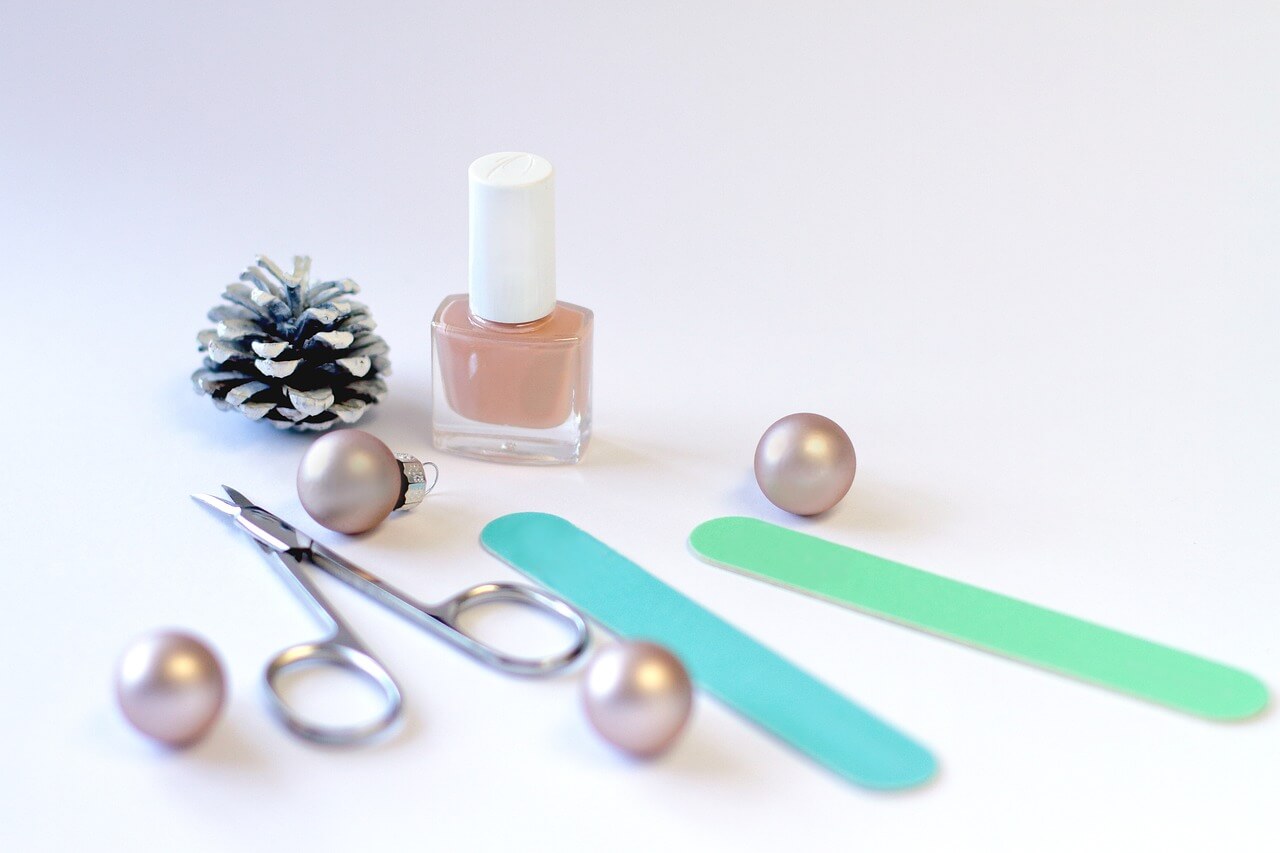 10 Easy Christmas Nail Designs
